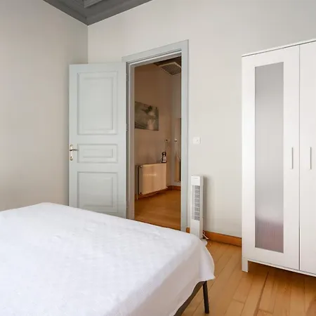Beautifully Renovated House W 3 B-rooms @ Cihangir