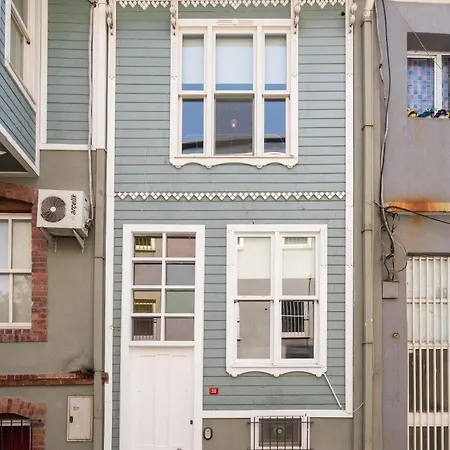 Beautifully Renovated House W 3 B-rooms @ Cihangir * Estambul