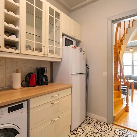 Beautifully Renovated House W 3 B-rooms @ Cihangir Apartamento *