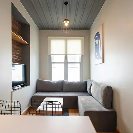 Beautifully Renovated House W 3 B-rooms @ Cihangir