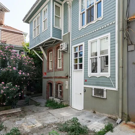 Beautifully Renovated House W 3 B-rooms @ Cihangir 아파트 *
