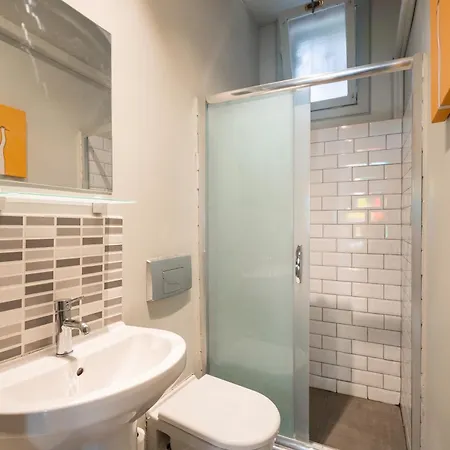아파트 Beautifully Renovated House W 3 B-rooms @ Cihangir *