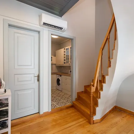아파트 Beautifully Renovated House W 3 B-rooms @ Cihangir