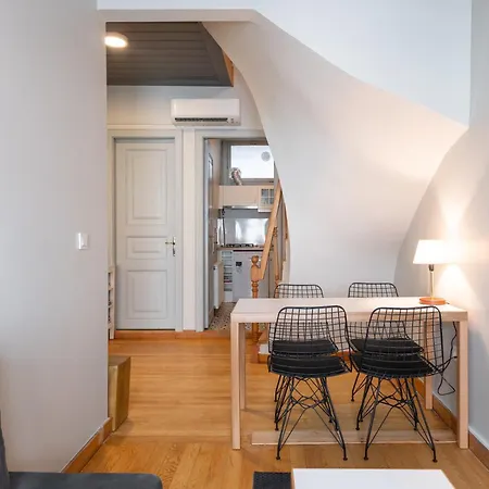 아파트 Beautifully Renovated House W 3 B-rooms @ Cihangir 이스탄불